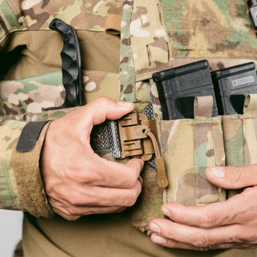 Bedienung des 3AC Tubes Buckle Kits mit Handschuhen – schnelles Öffnen durch Druckmechanismus.