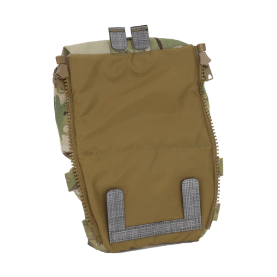 Seitenansicht des Plate Carriers mit montiertem Back Panel Double Pouch und Kabel-Führungsschlaufen