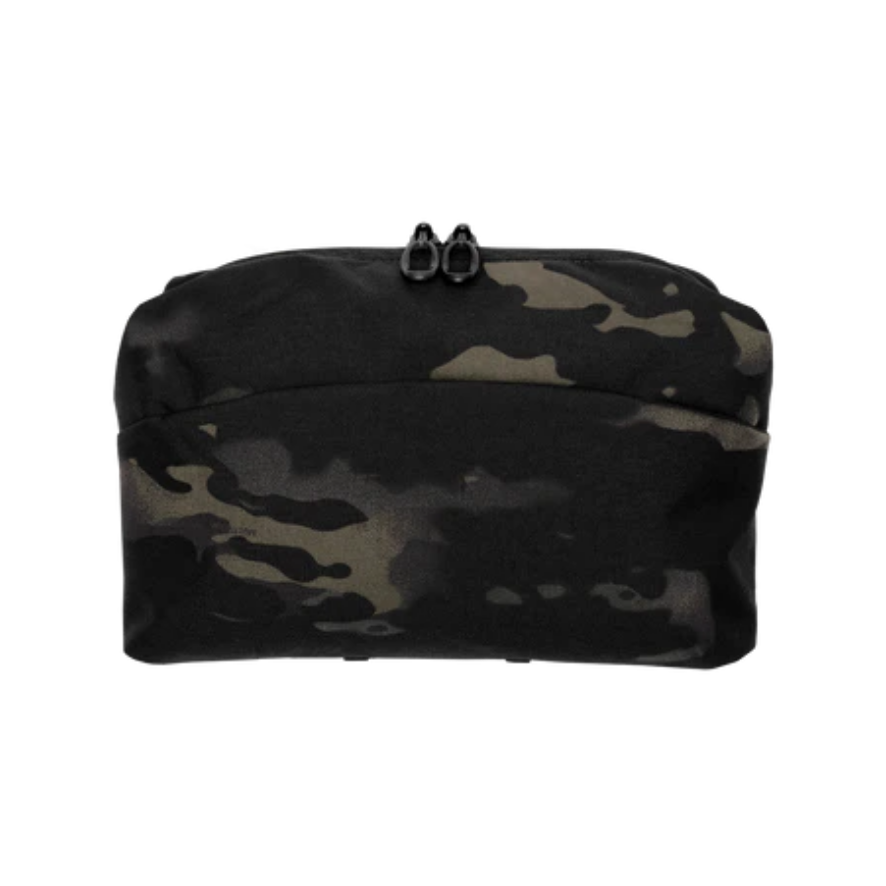 Geöffnete 6x9 Tasche mit organisiertem Inhalt multicam black