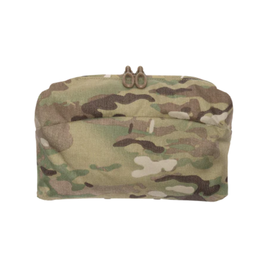 Geöffnete 6x9 Tasche mit organisiertem Inhalt multicam