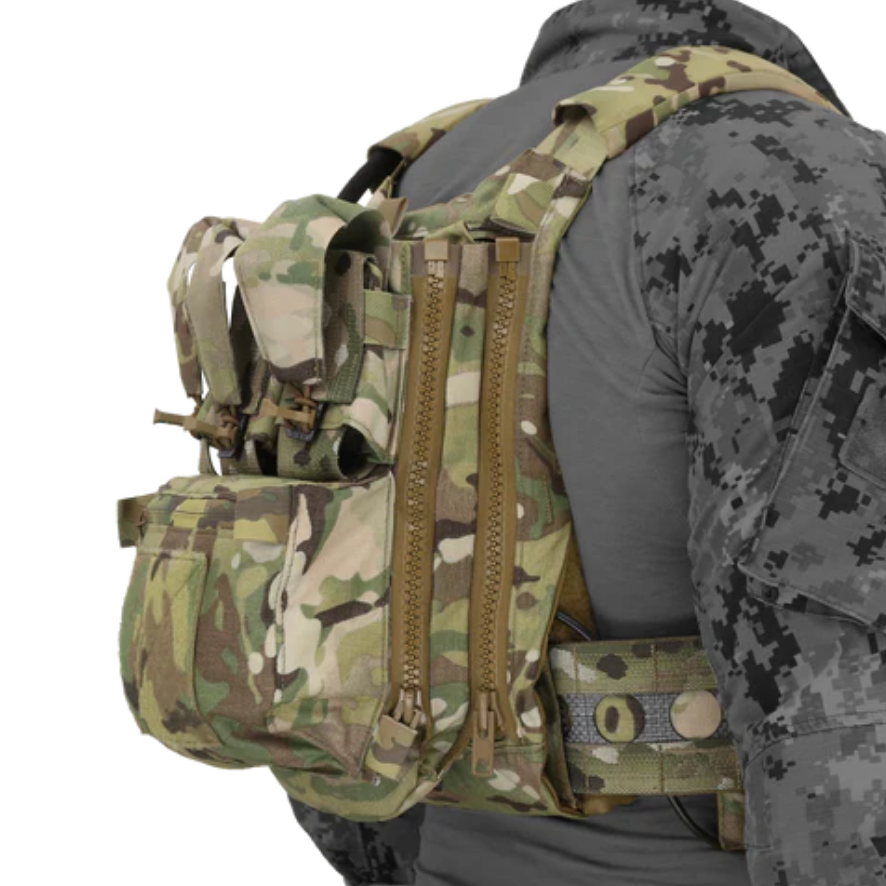 Seitenansicht eines Plate Carriers mit montiertem Back Panel Banger – flaches Zip-On Rückensystem