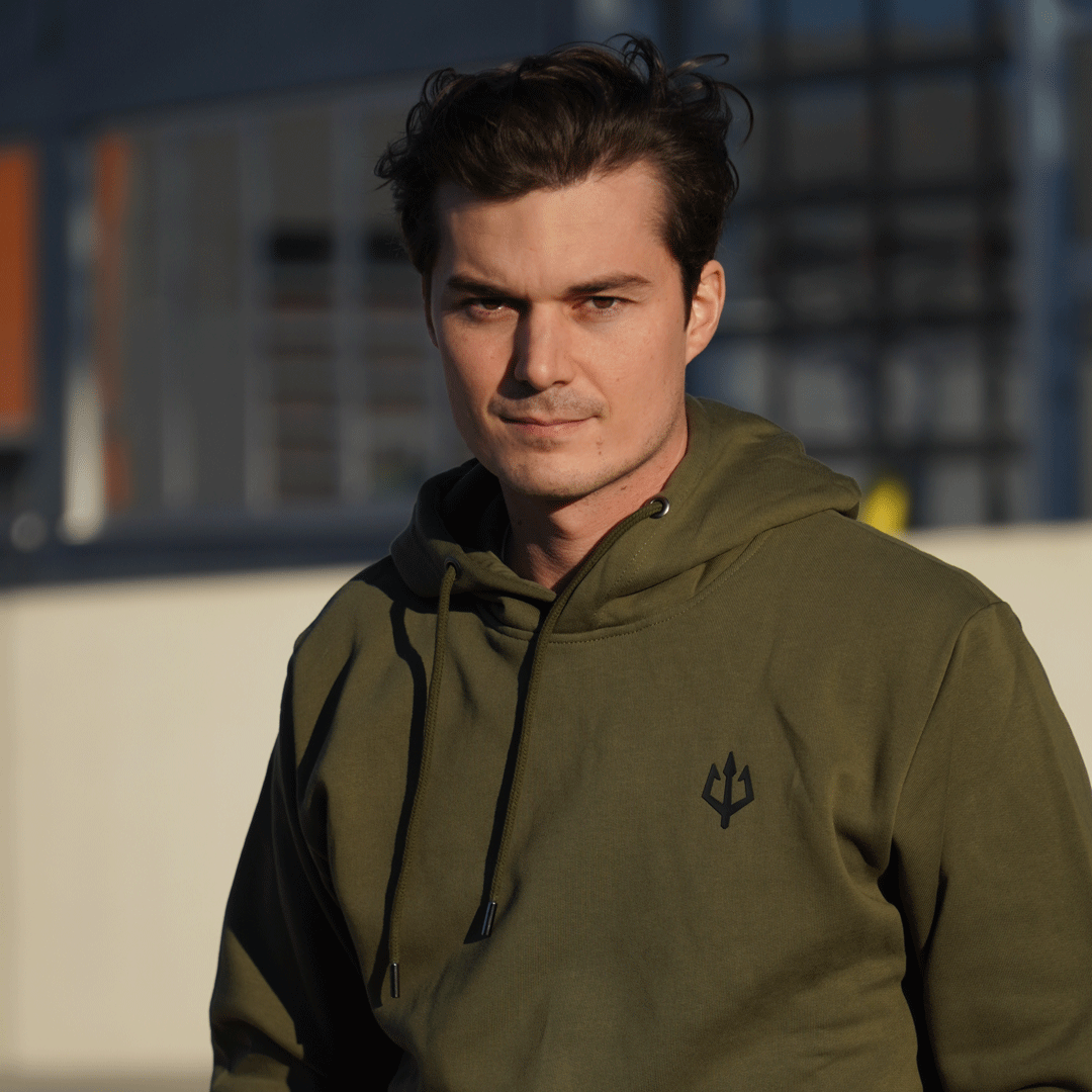 Black Trident Team Hoodie Winter is coming? Kein Problem. Mit den Black Trident® Team Hoodie in neuen Farben und Design! Zusätzlich zu dem Hoodie in Flintstone Blue gibts jetzt noch mehr Farben - MAS Grey, Ranger Green und Midnight Black.