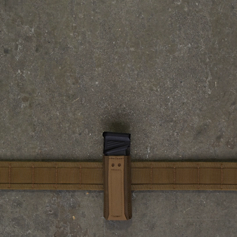 Die OMERTA Mag Pouch Line-Up von Black Trident®: Formstabile, UV-resistente Magazintaschen mit speziellem CURV®-Material. Einfache Montage am Range Belt. Individuell einstellbarer Ziehwiderstand und mit Option auf Retention Tabs zum Schutz vor Verlust, für besseren Halt. Perfekt für Rechts- und Linkshänder.