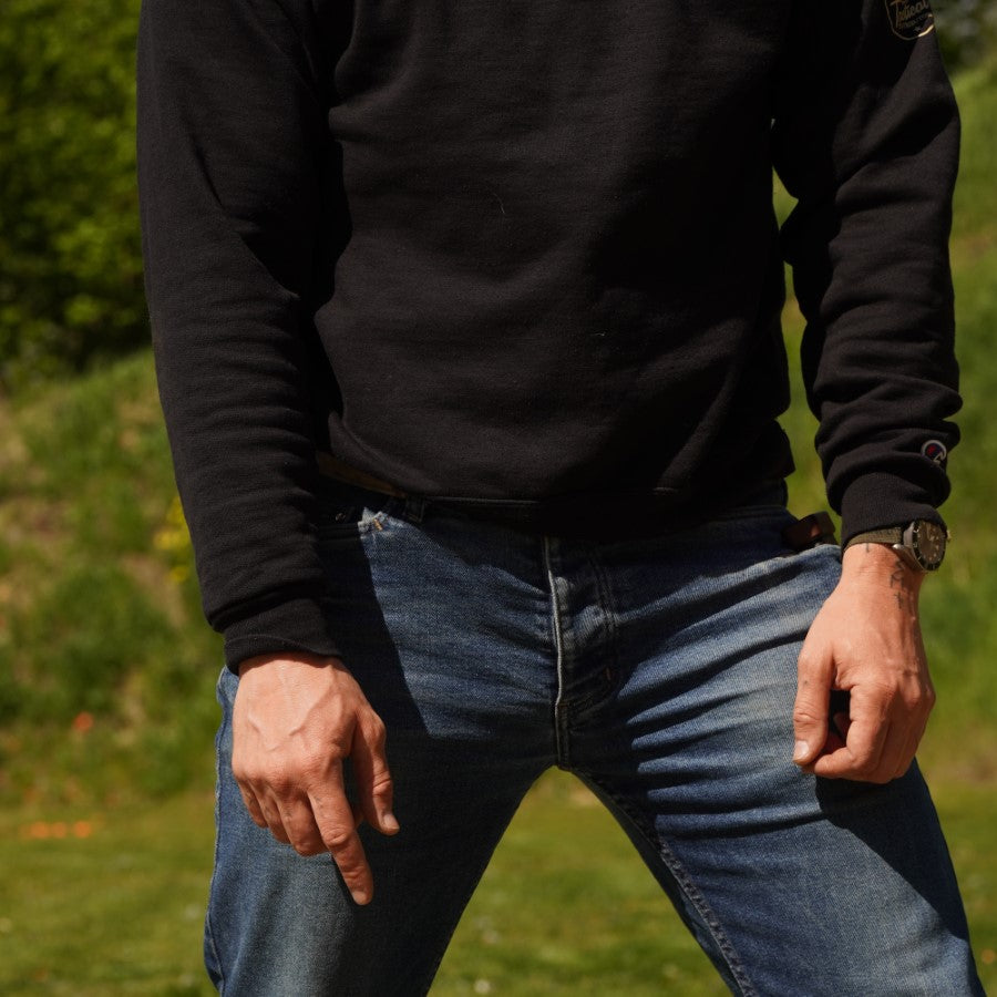 Black Trident Viking Holster Das Black Trident Viking Holster ist ein auf minimales Volumen & Tragekomfort optimiertes IWB (Inside the Waistband) Holster zum verdeckten Führen deiner Waffe unter der Kleidung. Das Holster mit der Waffe wird dabei zwischen deinem Körper und der Kleidung getragen.