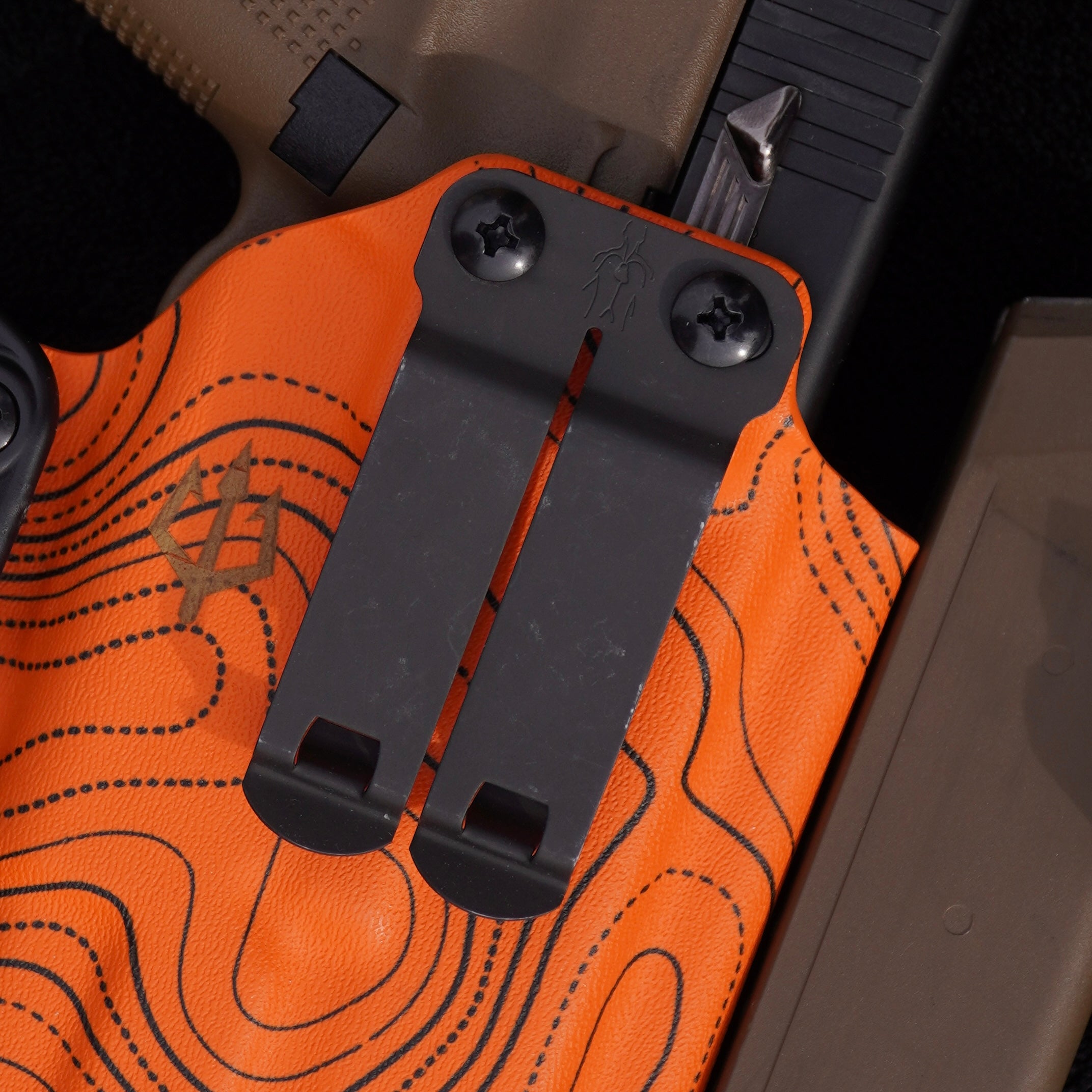 Der DCC Monoblock Gear Clip bietet eine vielseitige und sichere Montagemöglichkeit für Holster und Ausrüstungen. Hergestellt aus einer robusten 10XX-Stahllegierung, verfügt der Clip über speziell gestaltete Montageschlitze, die eine einfache Anpassung ermöglichen. Seine nicht-reflektierende, korrosionsbeständige Oberfläche sorgt für Langlebigkeit, während das stromlinienförmige Design eine diskrete und zuverlässige Befestigung gewährleistet. Ideal für den Einsatz an Gürteln bis zu 3,81 cm Breite.