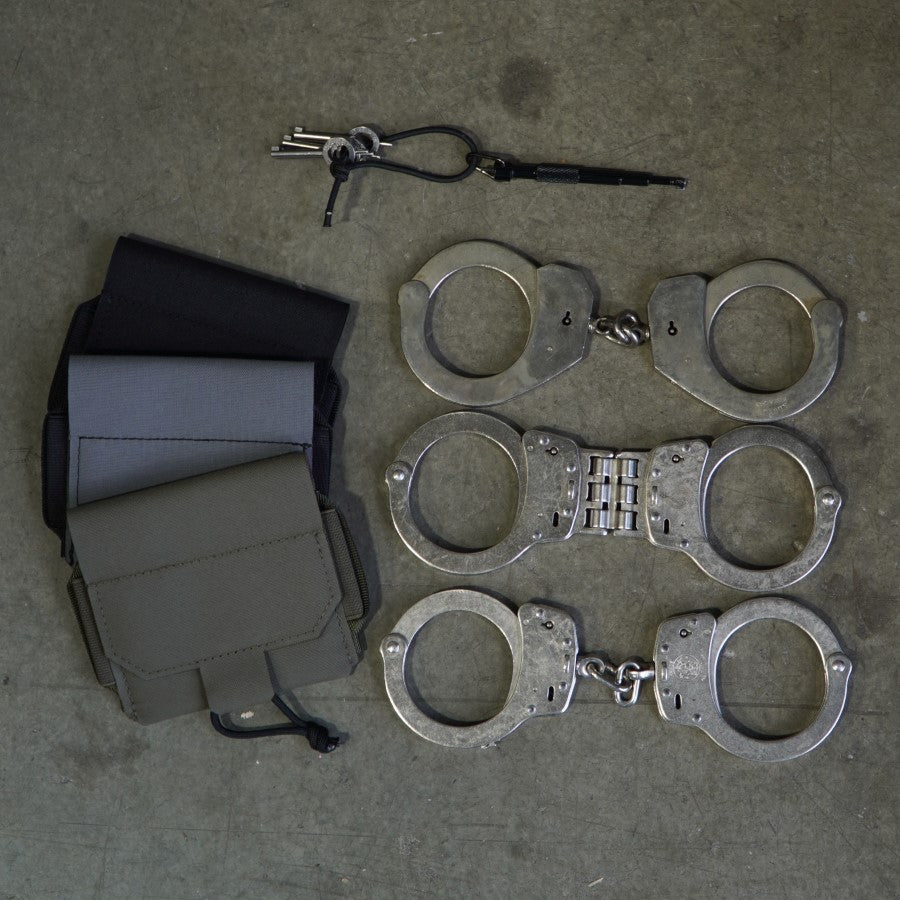Low profile handcuff pouch