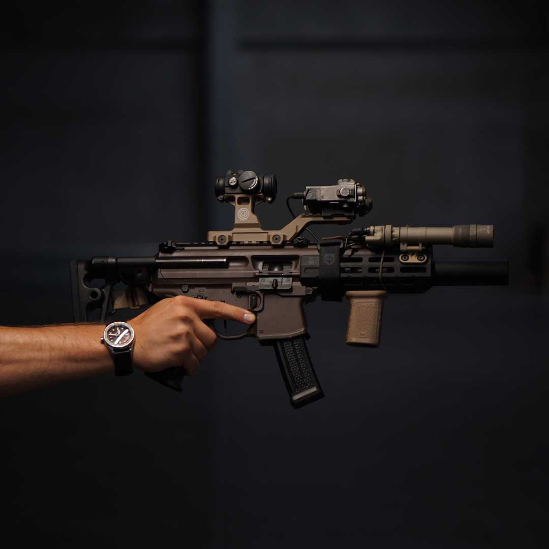 Das GBRS Hydra Mount Kit für AIMPOINT® bzw. EOTECH® ermöglicht präzises Zielen und rasche Anpassung dank seiner innovativen Montagelösung. Das HYDRA Mount Kit ermöglicht dir eine schnellere Zielerfassung, selbst unter erschwerten Bedingungen wie dem Tragen von EarPro/Comms-Headsets, Gasmasken/CBRN und Nachtsichtgeräten…