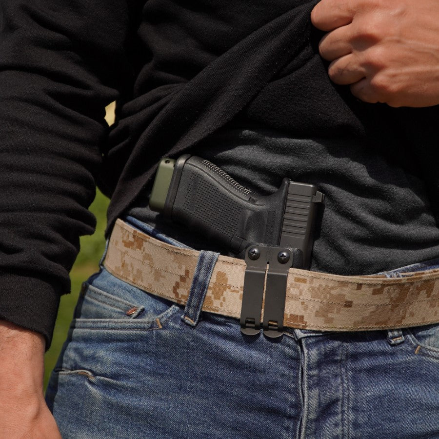 Black Trident Viking Holster Das Black Trident Viking Holster ist ein auf minimales Volumen & Tragekomfort optimiertes IWB (Inside the Waistband) Holster zum verdeckten Führen deiner Waffe unter der Kleidung. Das Holster mit der Waffe wird dabei zwischen deinem Körper und der Kleidung getragen.