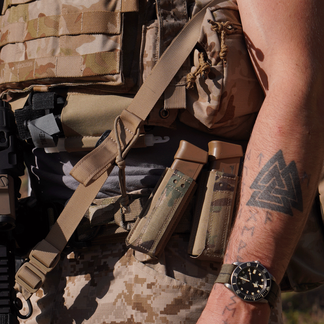 Die OMERTA Mag Pouch Line-Up von Black Trident®: Formstabile, UV-resistente Magazintaschen mit speziellem CURV®-Material. Einfache Montage am Range Belt. Individuell einstellbarer Ziehwiderstand und mit Option auf Retention Tabs zum Schutz vor Verlust, für besseren Halt. Perfekt für Rechts- und Linkshänder.