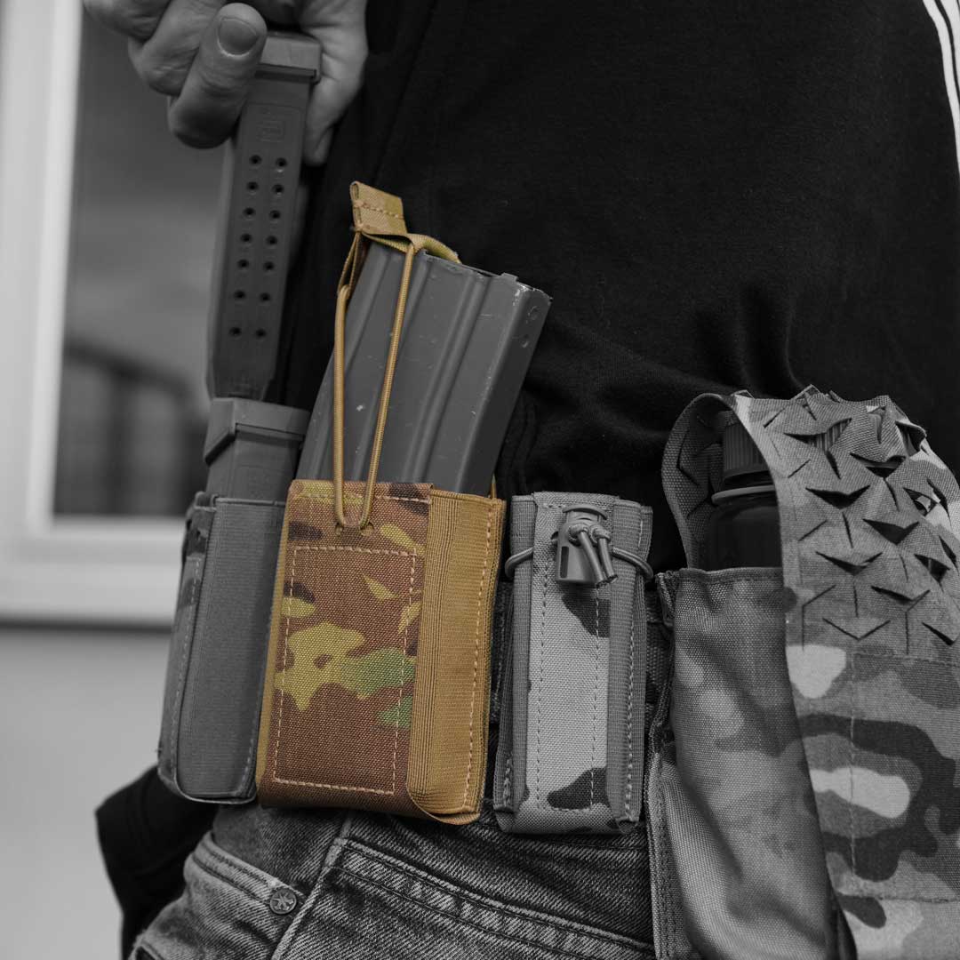 Die OMERTA Mag Pouch Line-Up von Black Trident®: Formstabile, UV-resistente Magazintaschen mit speziellem CURV®-Material. Einfache Montage am Range Belt. Individuell einstellbarer Ziehwiderstand und mit Option auf Safety Tabs zum Schutz vor Verlust, für besseren Halt. Perfekt für Rechts- und Linkshänder.