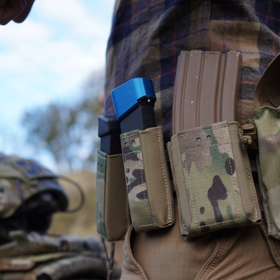 Die OMERTA Mag Pouch Line-Up von Black Trident®: Formstabile, UV-resistente Magazintaschen mit speziellem CURV®-Material. Einfache Montage am Range Belt. Individuell einstellbarer Ziehwiderstand und mit Option auf Safety Tabs zum Schutz vor Verlust, für besseren Halt. Perfekt für Rechts- und Linkshänder.