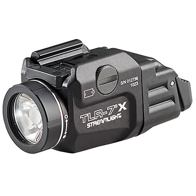Der Streamlight TLR-7 ist ein kompaktes, leistungsstarkes Waffenlicht für Pistolen. Es verfügt über ein schlankes, leichtes Design mit einer robusten Aluminiumkonstruktion. Das Licht bietet 500 Lumen Helligkeit und eine Strahlreichweite von 140 Metern. Es wird an der Pistolen-Schiene montiert und verfügt über eine intuitive Einhandbedienung mit einem beidseitigen An-/Aus-Schalter. Das TLR-7 ist stoßfest und wasserdicht, was es ideal für den Einsatz unter extremen Bedingungen macht.