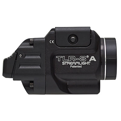 Das Streamlight TLR-8 Pistolen-Laser-Waffenlicht, montiert auf einer Pistole. Das kompakte Gerät kombiniert eine leistungsstarke LED-Taschenlampe und einen roten Laser, um präzises Zielen bei schlechten Lichtverhältnissen zu ermöglichen. Es verfügt über ein robustes, schwarzes Gehäuse und wird unter dem Lauf der Pistole befestigt.