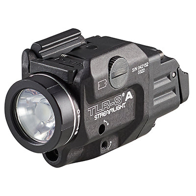 Das Streamlight TLR-8 Pistolen-Laser-Waffenlicht, montiert auf einer Pistole. Das kompakte Gerät kombiniert eine leistungsstarke LED-Taschenlampe und einen roten Laser, um präzises Zielen bei schlechten Lichtverhältnissen zu ermöglichen. Es verfügt über ein robustes, schwarzes Gehäuse und wird unter dem Lauf der Pistole befestigt.