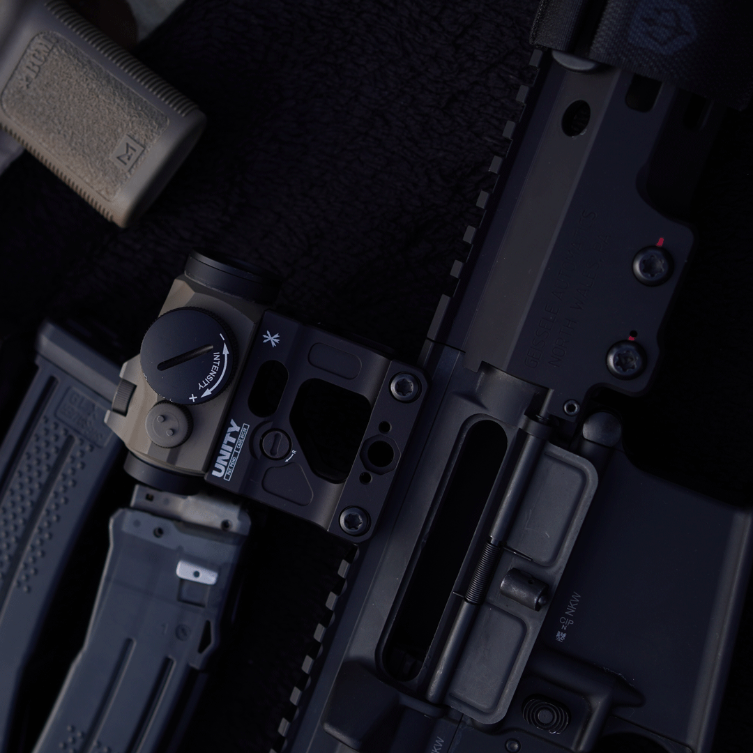 Der FAST™ MICRO von Unity Tactical für Langwaffen. Ein vielseitige, robust gestaltete Montage-Plattform, die entwickelt wurde, um die Position des Zielfernrohrs zu optimieren. Dadurch ist eine schnelle und komfortable Zielerfassung möglich, insbesondere beim Tragen elektronischer Kopfhörern/Kommunikations-Headsets, Nachtsichtgeräte und Gasmasken. Speziell beim Tragen eines Plattenträgers, ist das Erreichen der Optik ohne akrobatische Verrenkungen des Nackens möglich. Inklusive BackUp Stahlvisierung.