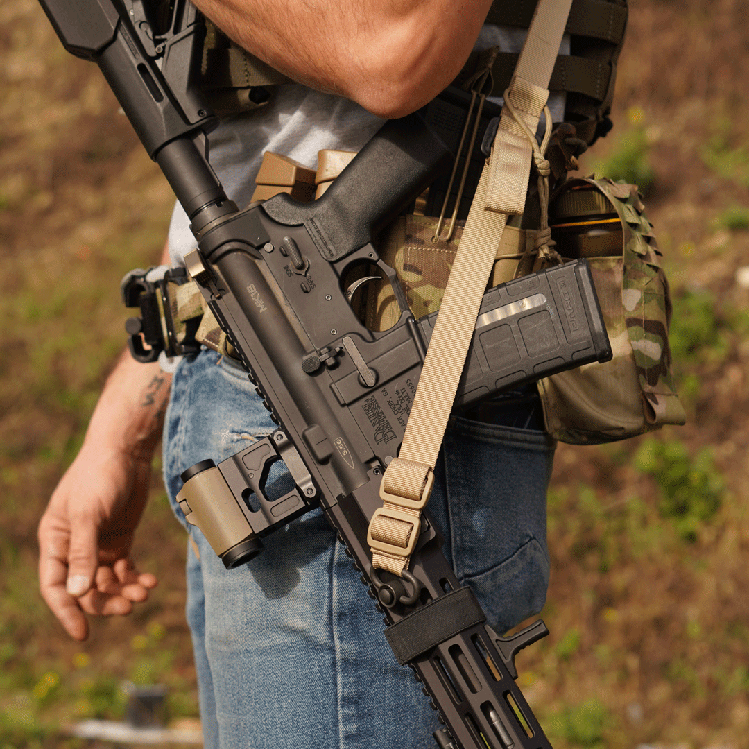 Der FAST™ MICRO von Unity Tactical für Langwaffen. Ein vielseitige, robust gestaltete Montage-Plattform, die entwickelt wurde, um die Position des Zielfernrohrs zu optimieren. Dadurch ist eine schnelle und komfortable Zielerfassung möglich, insbesondere beim Tragen elektronischer Kopfhörern/Kommunikations-Headsets, Nachtsichtgeräte und Gasmasken. Speziell beim Tragen eines Plattenträgers, ist das Erreichen der Optik ohne akrobatische Verrenkungen des Nackens möglich. Inklusive BackUp Stahlvisierung.