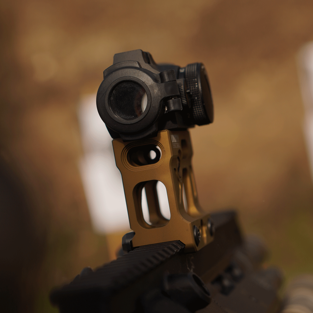 Der FAST™ MICRO von Unity Tactical für Langwaffen. Ein vielseitige, robust gestaltete Montage-Plattform, die entwickelt wurde, um die Position des Zielfernrohrs zu optimieren. Dadurch ist eine schnelle und komfortable Zielerfassung möglich, insbesondere beim Tragen elektronischer Kopfhörern/Kommunikations-Headsets, Nachtsichtgeräte und Gasmasken. Speziell beim Tragen eines Plattenträgers, ist das Erreichen der Optik ohne akrobatische Verrenkungen des Nackens möglich. Inklusive BackUp Stahlvisierung.