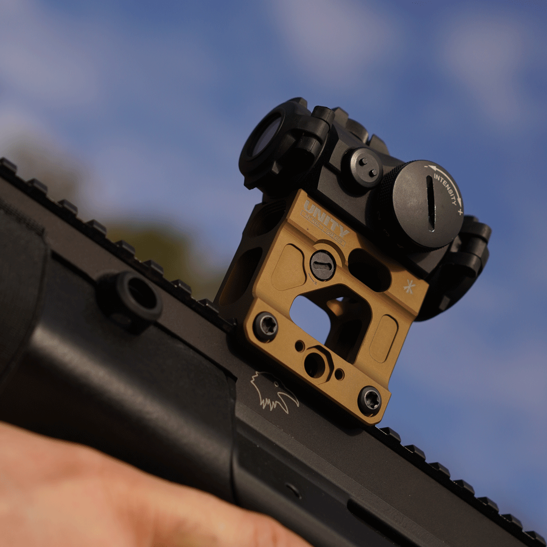 Der FAST™ MICRO von Unity Tactical für Langwaffen. Ein vielseitige, robust gestaltete Montage-Plattform, die entwickelt wurde, um die Position des Zielfernrohrs zu optimieren. Dadurch ist eine schnelle und komfortable Zielerfassung möglich, insbesondere beim Tragen elektronischer Kopfhörern/Kommunikations-Headsets, Nachtsichtgeräte und Gasmasken. Speziell beim Tragen eines Plattenträgers, ist das Erreichen der Optik ohne akrobatische Verrenkungen des Nackens möglich. Inklusive BackUp Stahlvisierung.
