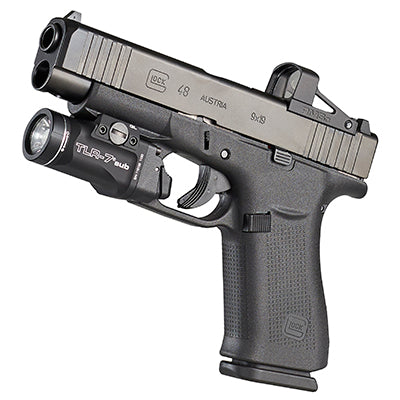 Das Streamlight TLR-7 Sub Pistolen Waffenlicht, kompakt und robust, montiert auf einer Pistole. Es bietet eine leistungsstarke LED-Beleuchtung für präzise Zielerfassung und erhöhte Sicherheit in dunklen Umgebungen. Das Licht verfügt über einfache Bedienelemente und eine langlebige Konstruktion
