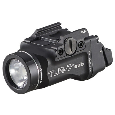 Das Streamlight TLR-7 Sub Pistolen Waffenlicht, kompakt und robust, montiert auf einer Pistole. Es bietet eine leistungsstarke LED-Beleuchtung für präzise Zielerfassung und erhöhte Sicherheit in dunklen Umgebungen. Das Licht verfügt über einfache Bedienelemente und eine langlebige Konstruktion