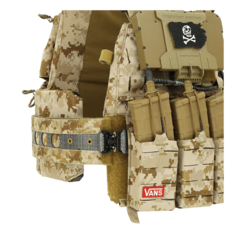 Detailaufnahme der Cobra Schnalle des Ferro Concepts 3AC Buckle Kits mit Handschuhen bedient – schneller Frontverschluss am taktischen Trägersystem.