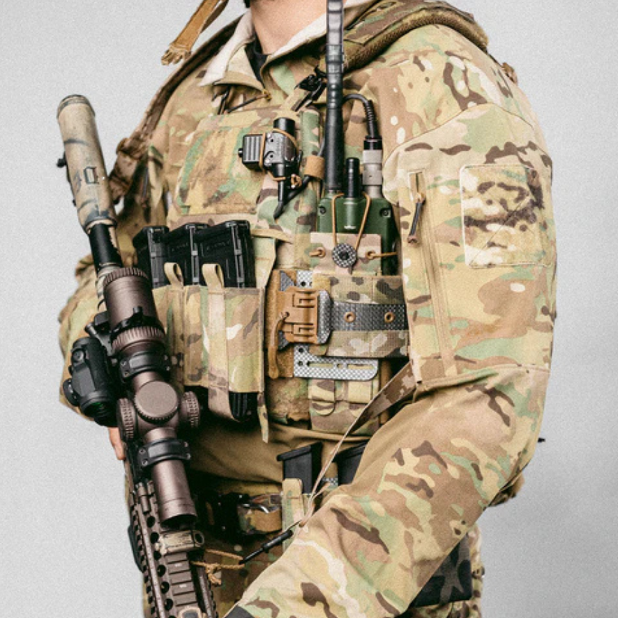 Seitenansicht eines Plate Carriers mit installiertem Ferro Concepts FirstSpear Tubes Kit – flache Frontverbindung am Cummerbund.