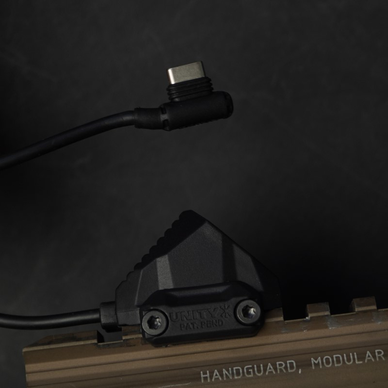 SureFire AXON Light Switch mit zwei Tasten zur unabhängigen Steuerung von Licht und Laser. Das Kabel ist 17,8 cm lang und hat Anschlüsse für SureFire- oder Modlite-Tailcap-Ports. Die robuste Bauweise und die ergonomische Gestaltung ermöglichen eine einfache Bedienung.