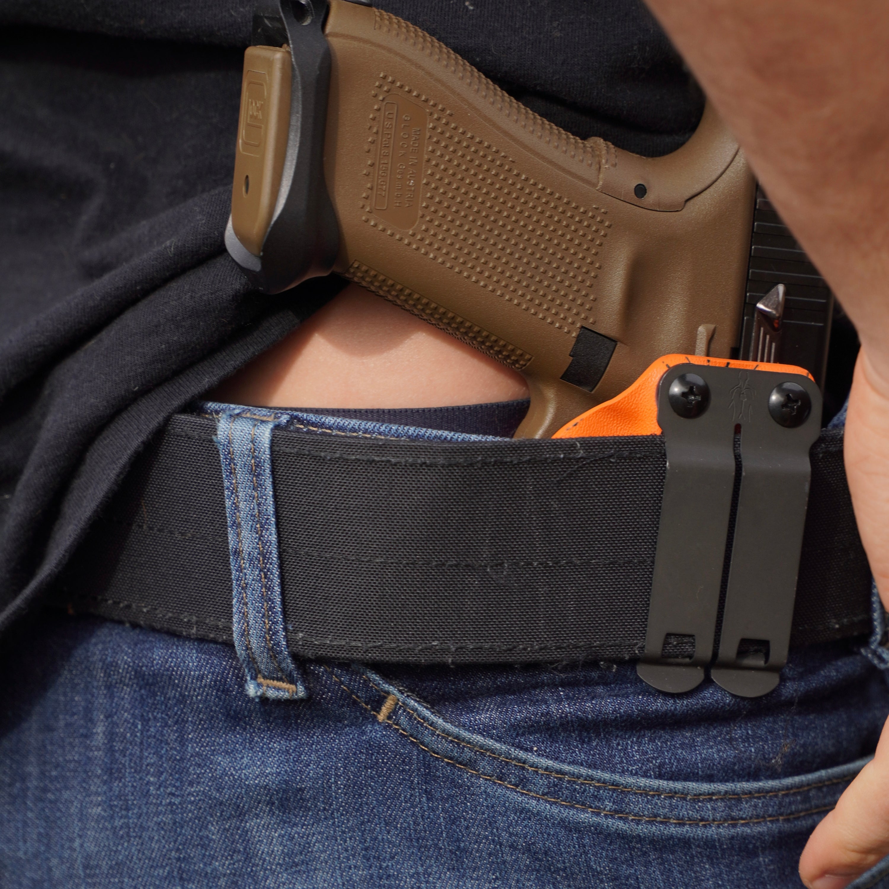  Der DCC Monoblock Gear Clip bietet eine vielseitige und sichere Montagemöglichkeit für Holster und Ausrüstungen. Hergestellt aus einer robusten 10XX-Stahllegierung, verfügt der Clip über speziell gestaltete Montageschlitze, die eine einfache Anpassung ermöglichen. Seine nicht-reflektierende, korrosionsbeständige Oberfläche sorgt für Langlebigkeit, während das stromlinienförmige Design eine diskrete und zuverlässige Befestigung gewährleistet. Ideal für den Einsatz an Gürteln bis zu 3,81 cm Breite.