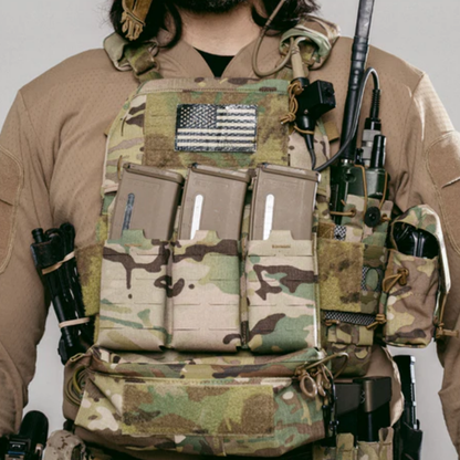 Ferro Concepts KTAR Front Flap am Plate Carrier montiert mit drei eingesetzten AR-Magazinen