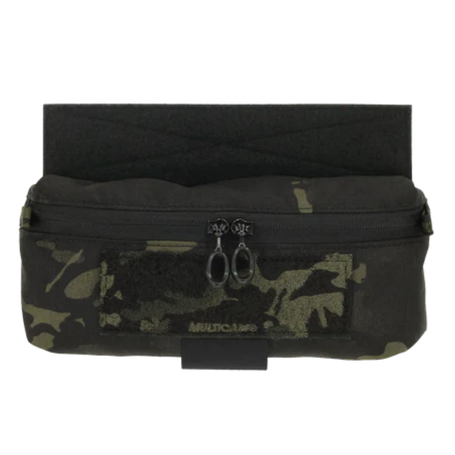 Detailaufnahme der Doppel-Reißverschlüsse der Mini Dangler Tasche multicam black