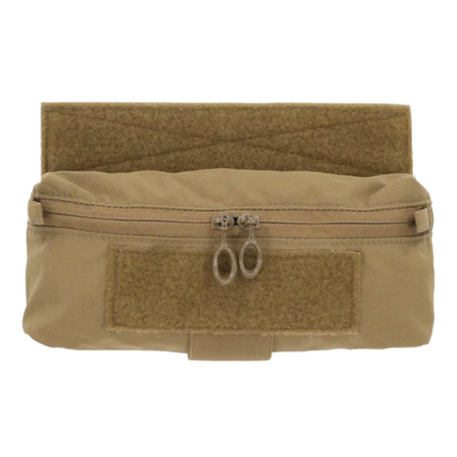 Detailaufnahme der Doppel-Reißverschlüsse der Mini Dangler Tasche in coyote brown