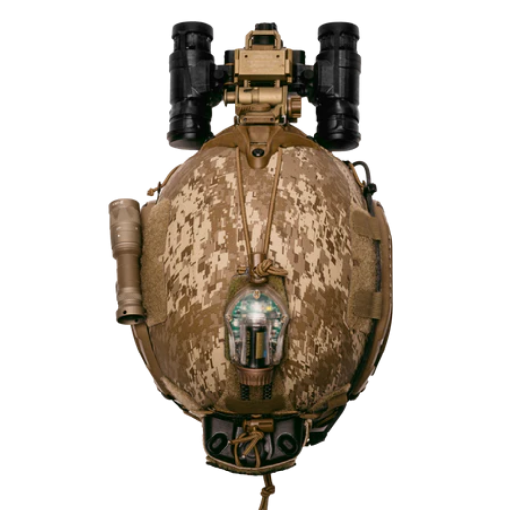 Batteriepack in der Klett-Hülle am Helm befestigt