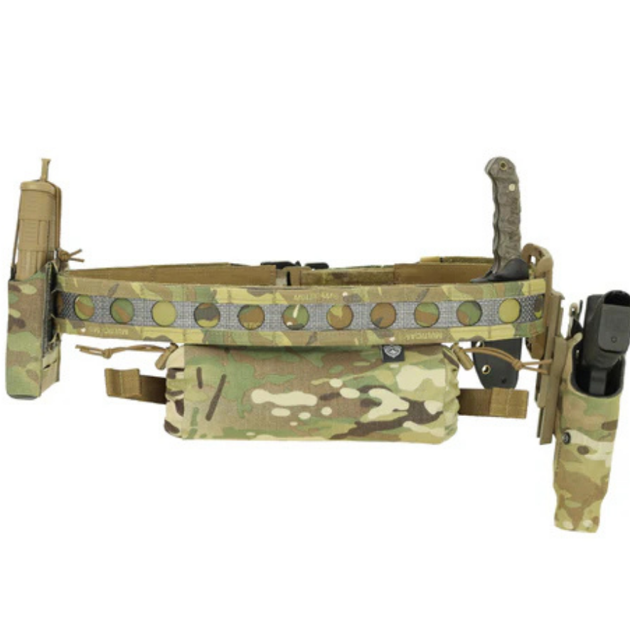 Roll 1 Trauma Pouch am Gürtel befestigt