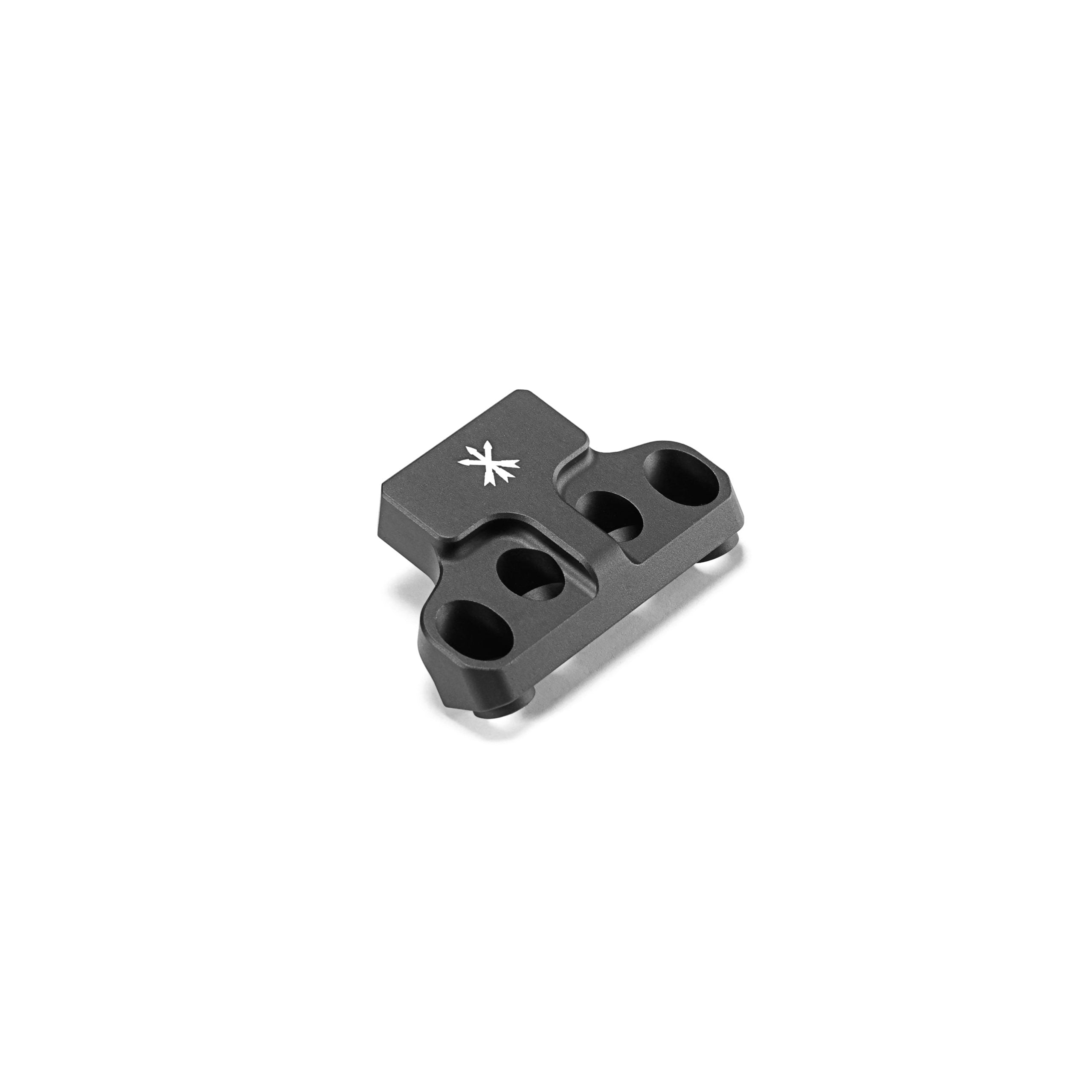 FAST™ Modular Accessories bieten verschiedene Optionen, um sekundäre/Backup-Optiken und BUIS an kompatible FAST™-Halterungen anzubringen, die Primäroptiken aufnehmen. Die FAST™ Offset Optic Base wird direkt an der FAST™-Halterung befestigt und bietet eine Plattform zum Anbringen von FAST™ Optic Adapter Plates.
