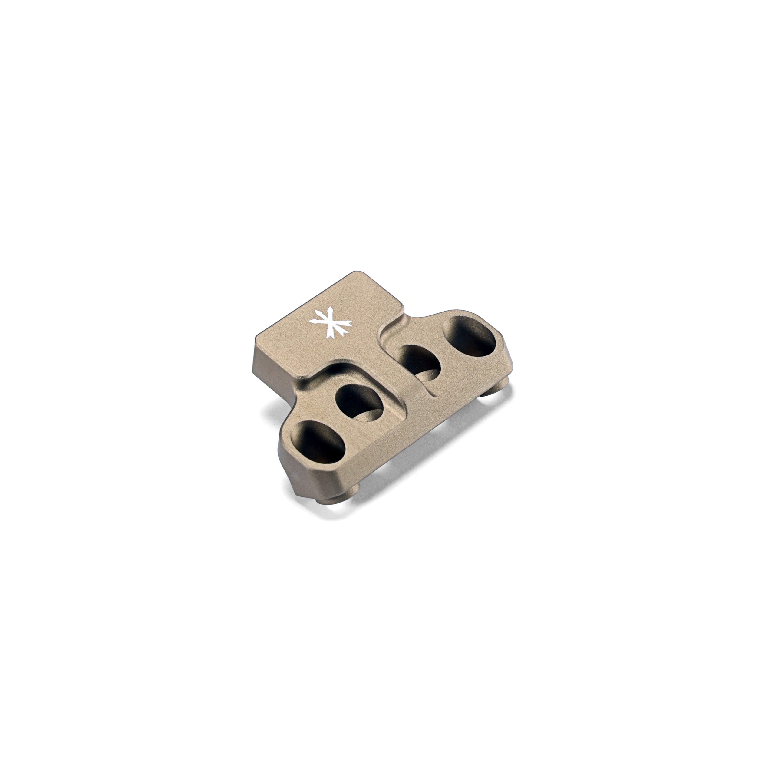 Die FAST™ Modular Accessoriy Suite bietet verschiedene Optionen, um sekundäre/Backup-Optiken und BUIS an kompatible FAST™-Halterungen anzubringen, die Primäroptiken aufnehmen. Die FAST™ Offset Optic Base wird direkt an der FAST™-Halterung befestigt und bietet eine Plattform zum Anbringen von FAST™ Optic Adapter Plates.