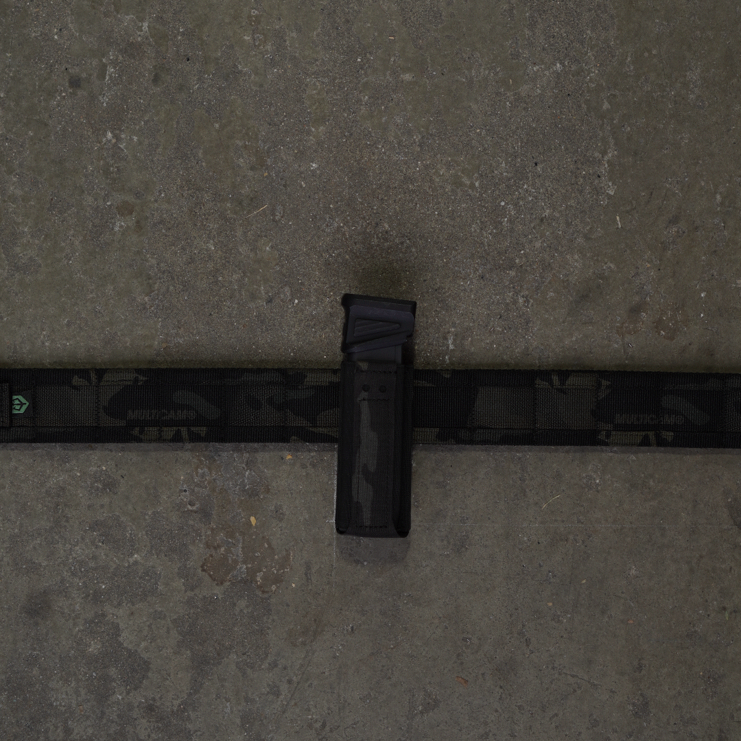 Die OMERTA Mag Pouch Line-Up von Black Trident®: Formstabile, UV-resistente Magazintaschen mit speziellem CURV®-Material. Einfache Montage am Range Belt. Individuell einstellbarer Ziehwiderstand und mit Option auf Retention Tabs zum Schutz vor Verlust, für besseren Halt. Perfekt für Rechts- und Linkshänder.