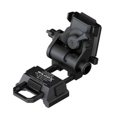 Wilcox G24 Night Vision Mount am Helm montiert – stabile Dovetail-Verbindung mit Flip-Up Position für Nachtsichtgeräte