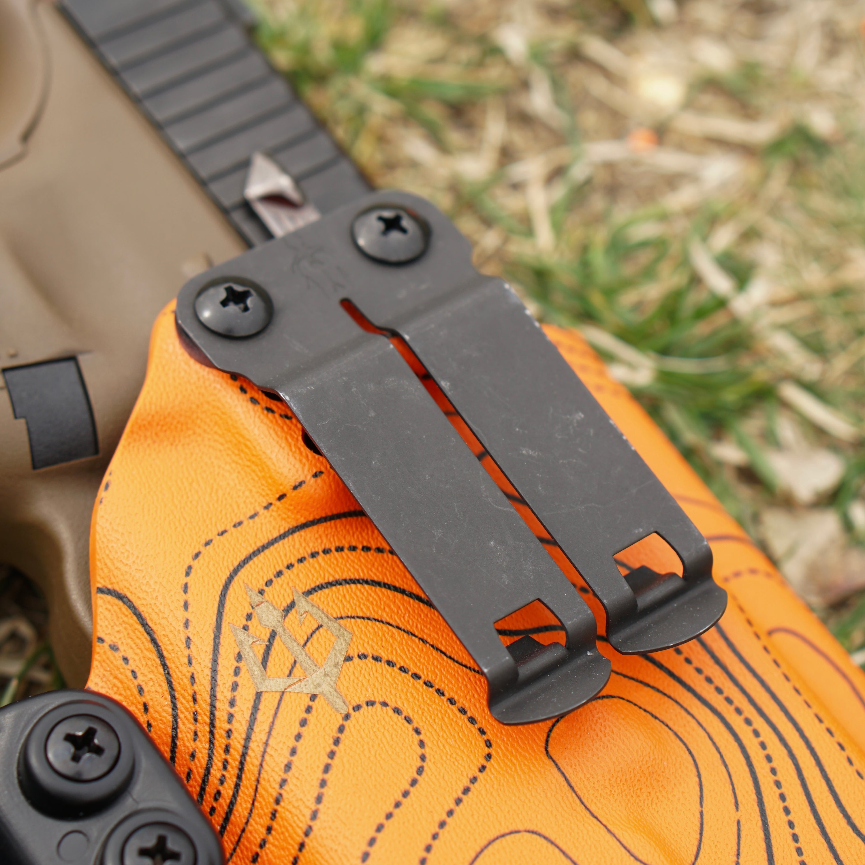  Der DCC Monoblock Gear Clip bietet eine vielseitige und sichere Montagemöglichkeit für Holster und Ausrüstungen. Hergestellt aus einer robusten 10XX-Stahllegierung, verfügt der Clip über speziell gestaltete Montageschlitze, die eine einfache Anpassung ermöglichen. Seine nicht-reflektierende, korrosionsbeständige Oberfläche sorgt für Langlebigkeit, während das stromlinienförmige Design eine diskrete und zuverlässige Befestigung gewährleistet. Ideal für den Einsatz an Gürteln bis zu 3,81 cm Breite.