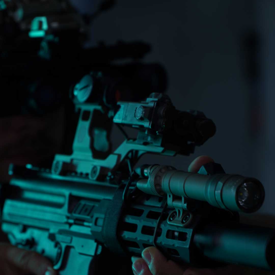 Das GBRS Hydra Mount Kit für AIMPOINT® bzw. EOTECH® ermöglicht präzises Zielen und rasche Anpassung dank seiner innovativen Montagelösung. Das HYDRA Mount Kit ermöglicht dir eine schnellere Zielerfassung, selbst unter erschwerten Bedingungen wie dem Tragen von EarPro/Comms-Headsets, Gasmasken/CBRN und Nachtsichtgeräten…