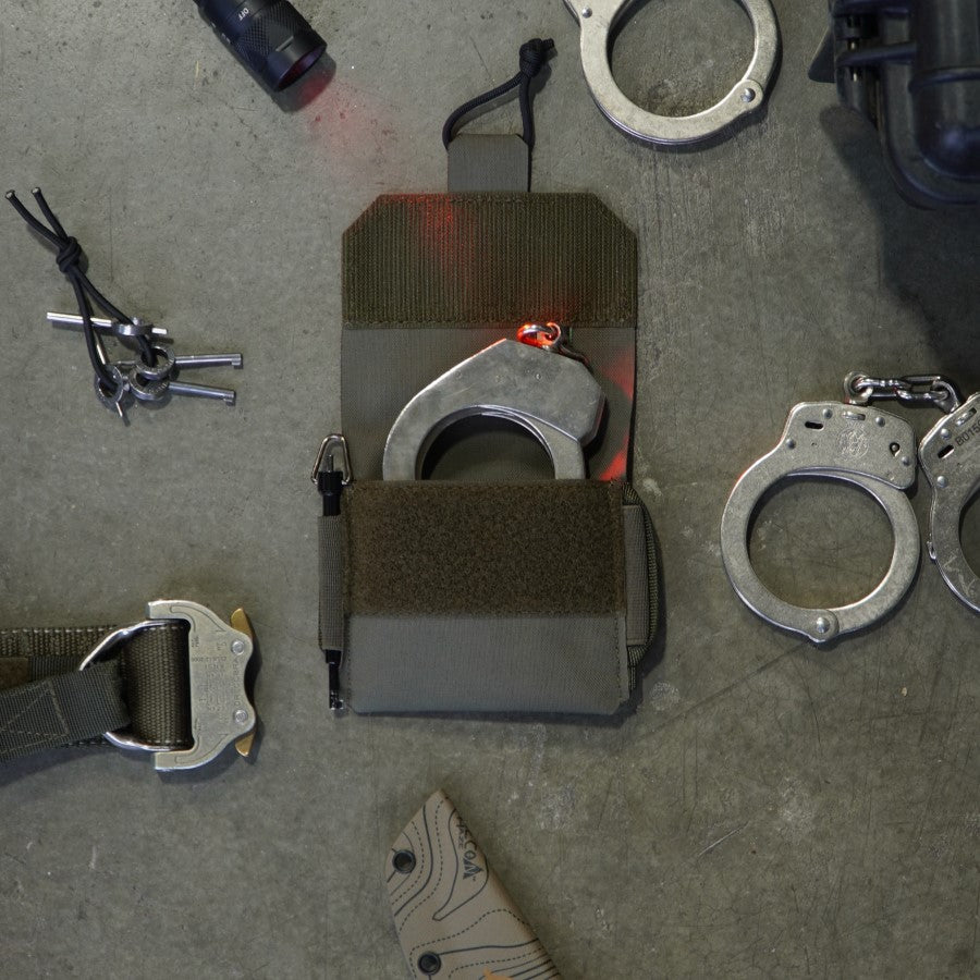 Low profile handcuff pouch