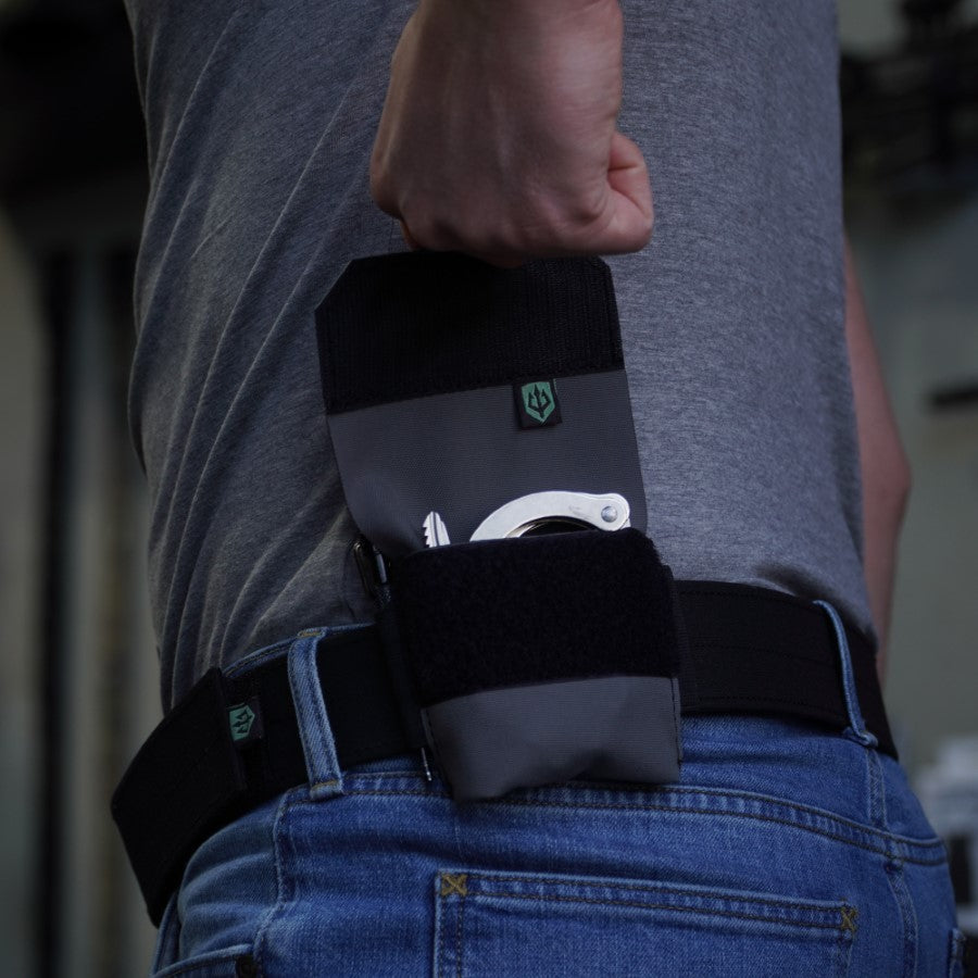 Low profile handcuff pouch