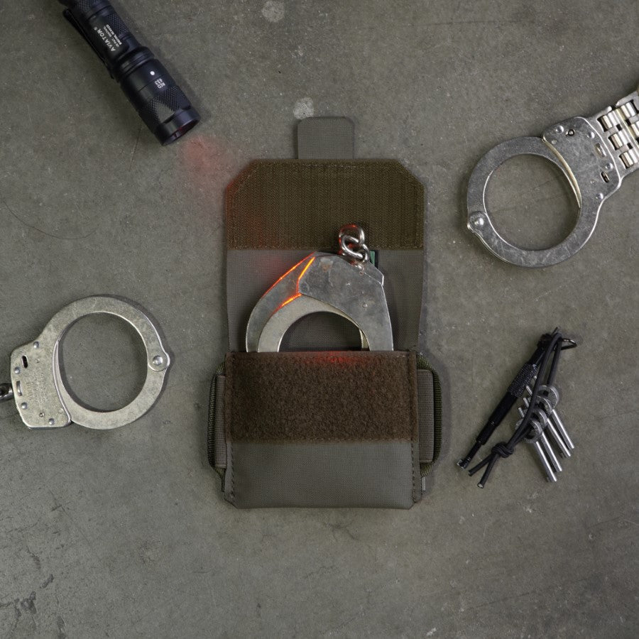 Low profile handcuff pouch