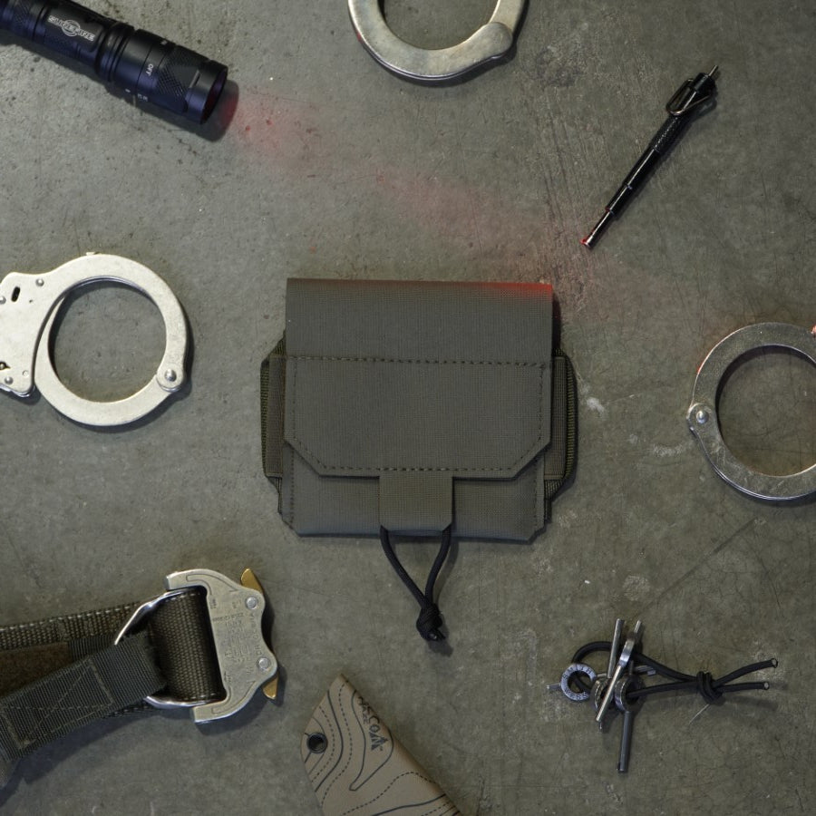 Low profile handcuff pouch
