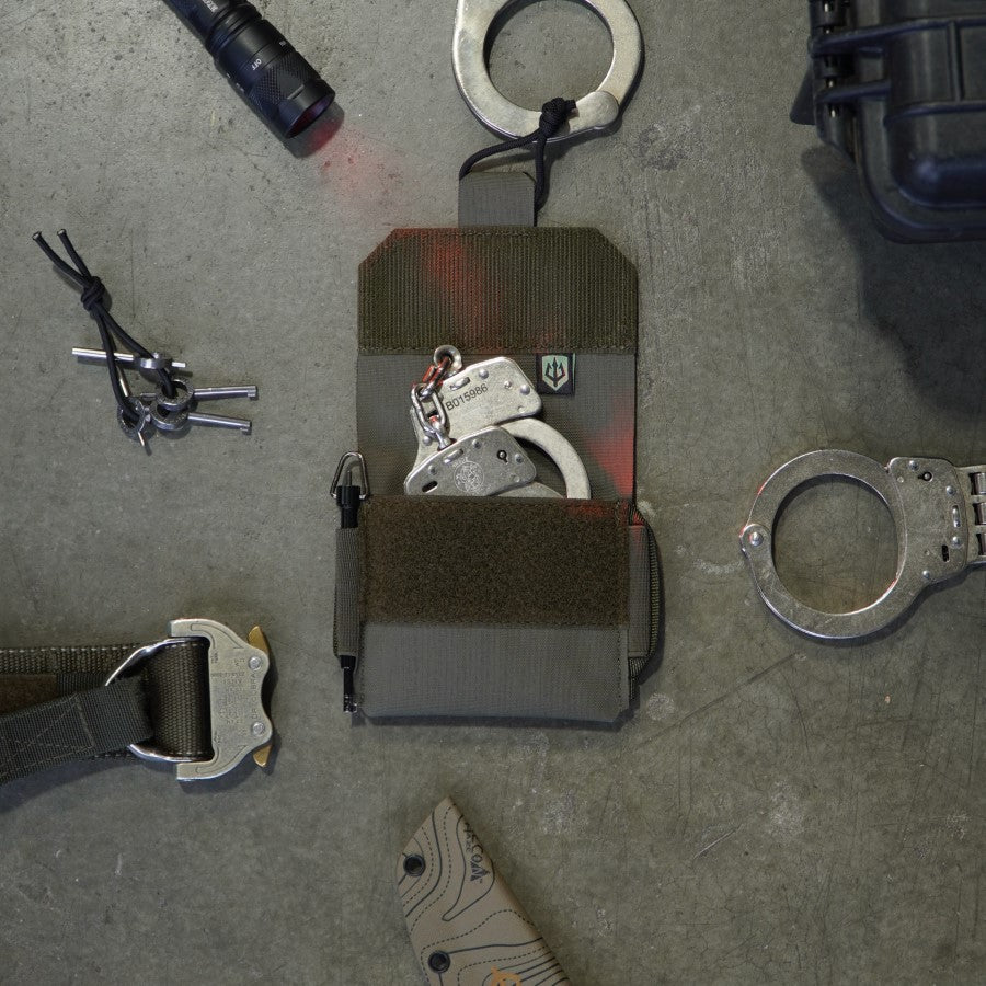Low profile handcuff pouch