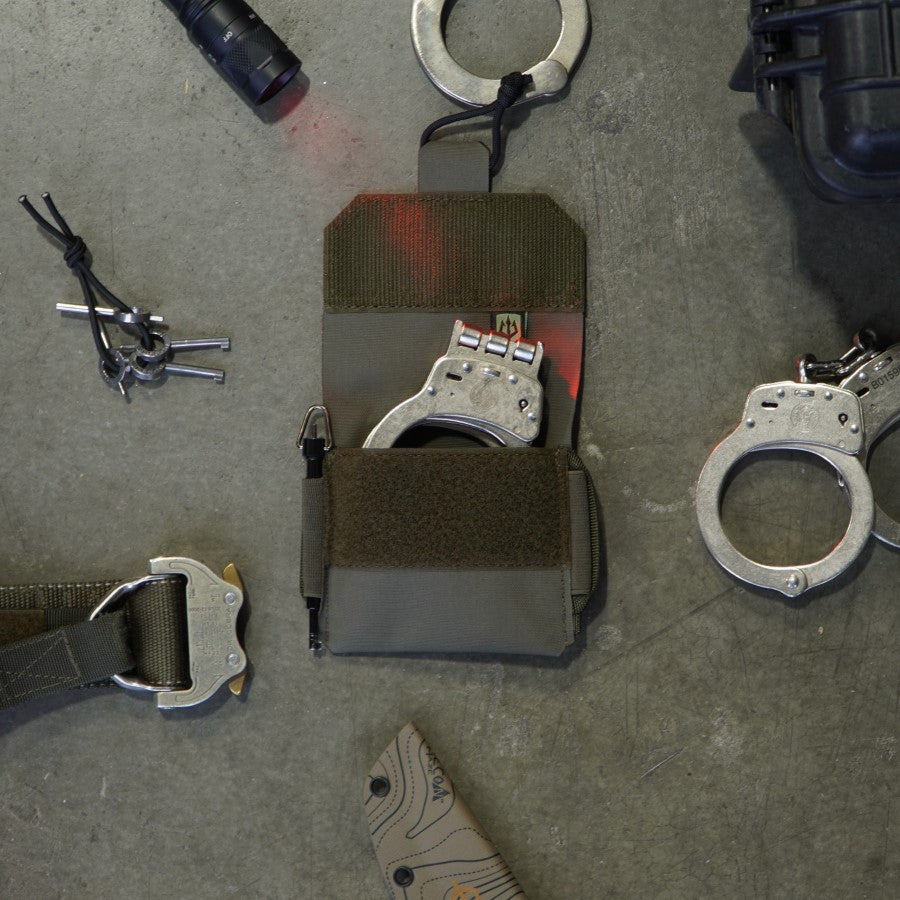 Low profile handcuff pouch