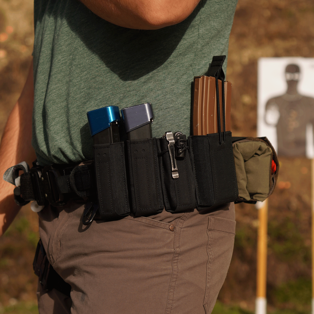 Die OMERTA Mag Pouch Line-Up von Black Trident®: Formstabile, UV-resistente Magazintaschen mit speziellem CURV®-Material. Einfache Montage am Range Belt. Individuell einstellbarer Ziehwiderstand und mit Option auf Retention Tabs zum Schutz vor Verlust, für besseren Halt. Perfekt für Rechts- und Linkshänder.