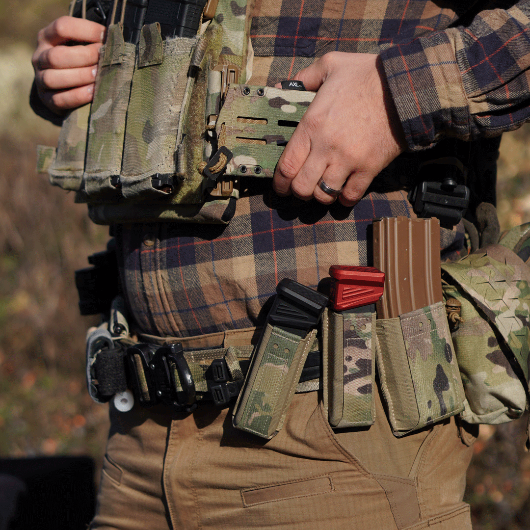 Die OMERTA Mag Pouch Line-Up von Black Trident®: Formstabile, UV-resistente Magazintaschen mit speziellem CURV®-Material. Einfache Montage am Range Belt. Individuell einstellbarer Ziehwiderstand und mit Option auf Retention Tabs zum Schutz vor Verlust, für besseren Halt. Perfekt für Rechts- und Linkshänder.