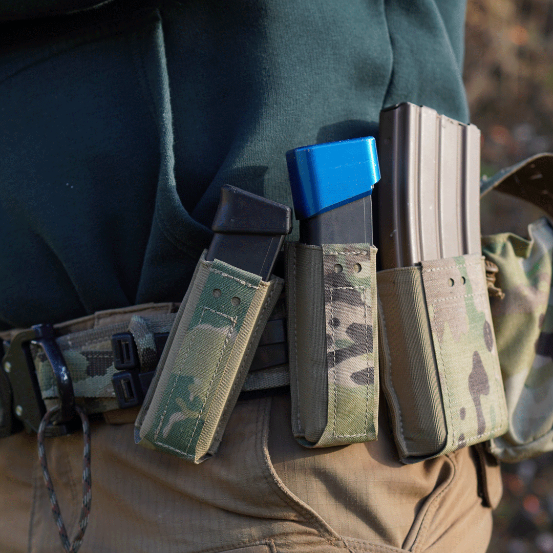 Die OMERTA Mag Pouch Line-Up von Black Trident®: Formstabile, UV-resistente Magazintaschen mit speziellem CURV®-Material. Einfache Montage am Range Belt. Individuell einstellbarer Ziehwiderstand und mit Option auf Retention Tabs zum Schutz vor Verlust, für besseren Halt. Perfekt für Rechts- und Linkshänder.