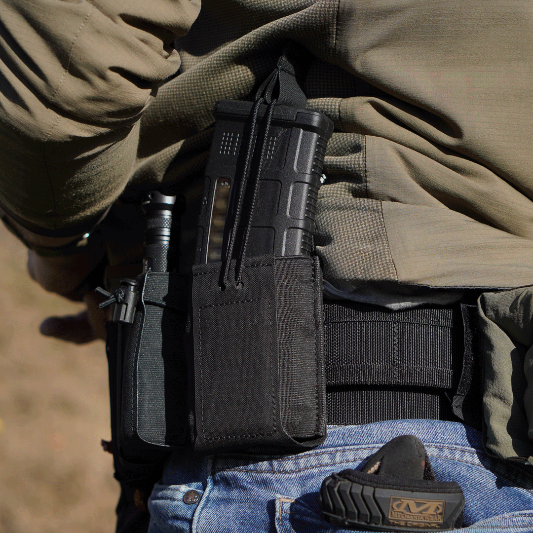 Die OMERTA Mag Pouch Line-Up von Black Trident®: Formstabile, UV-resistente Magazintaschen mit speziellem CURV®-Material. Einfache Montage am Range Belt. Individuell einstellbarer Ziehwiderstand und mit Option auf Safety Tabs zum Schutz vor Verlust, für besseren Halt. Perfekt für Rechts- und Linkshänder.