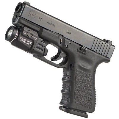 Der Streamlight TLR-7 ist ein kompaktes, leistungsstarkes Waffenlicht für Pistolen. Es verfügt über ein schlankes, leichtes Design mit einer robusten Aluminiumkonstruktion. Das Licht bietet 500 Lumen Helligkeit und eine Strahlreichweite von 140 Metern. Es wird an der Pistolen-Schiene montiert und verfügt über eine intuitive Einhandbedienung mit einem beidseitigen An-/Aus-Schalter. Das TLR-7 ist stoßfest und wasserdicht, was es ideal für den Einsatz unter extremen Bedingungen macht.
